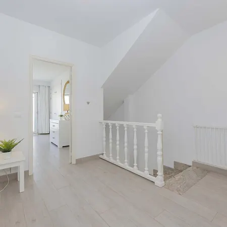 Laia House / Laia's House *